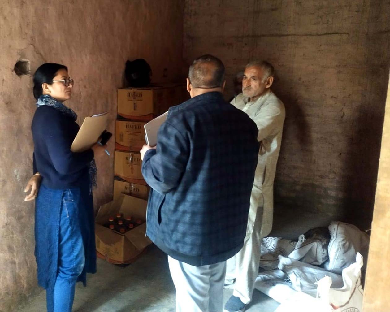 राशन डिपो पर जांच करती सीएम फ्लाइंग टीम. राशन डिपो पर जांच करती सीएम फ्लाइंग टीम.