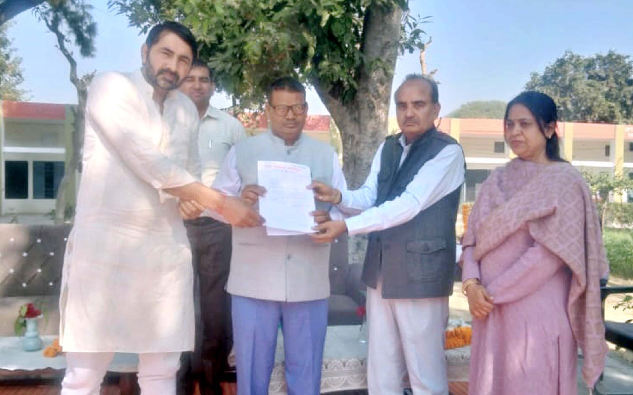 बोर्ड Examination  केंद्र बनाए जाने को लेकर मांग पत्र सौंपते हुए स्कूल स्टाफ.