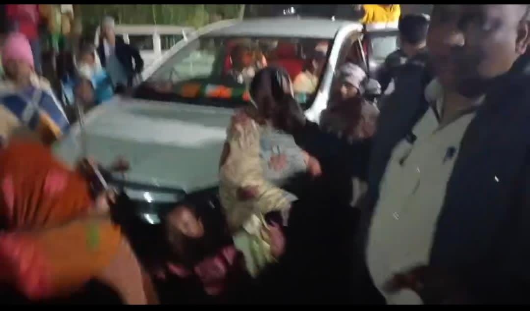 विरोध प्रदर्शन करते ग्रामीण विरोध प्रदर्शन करते ग्रामीण