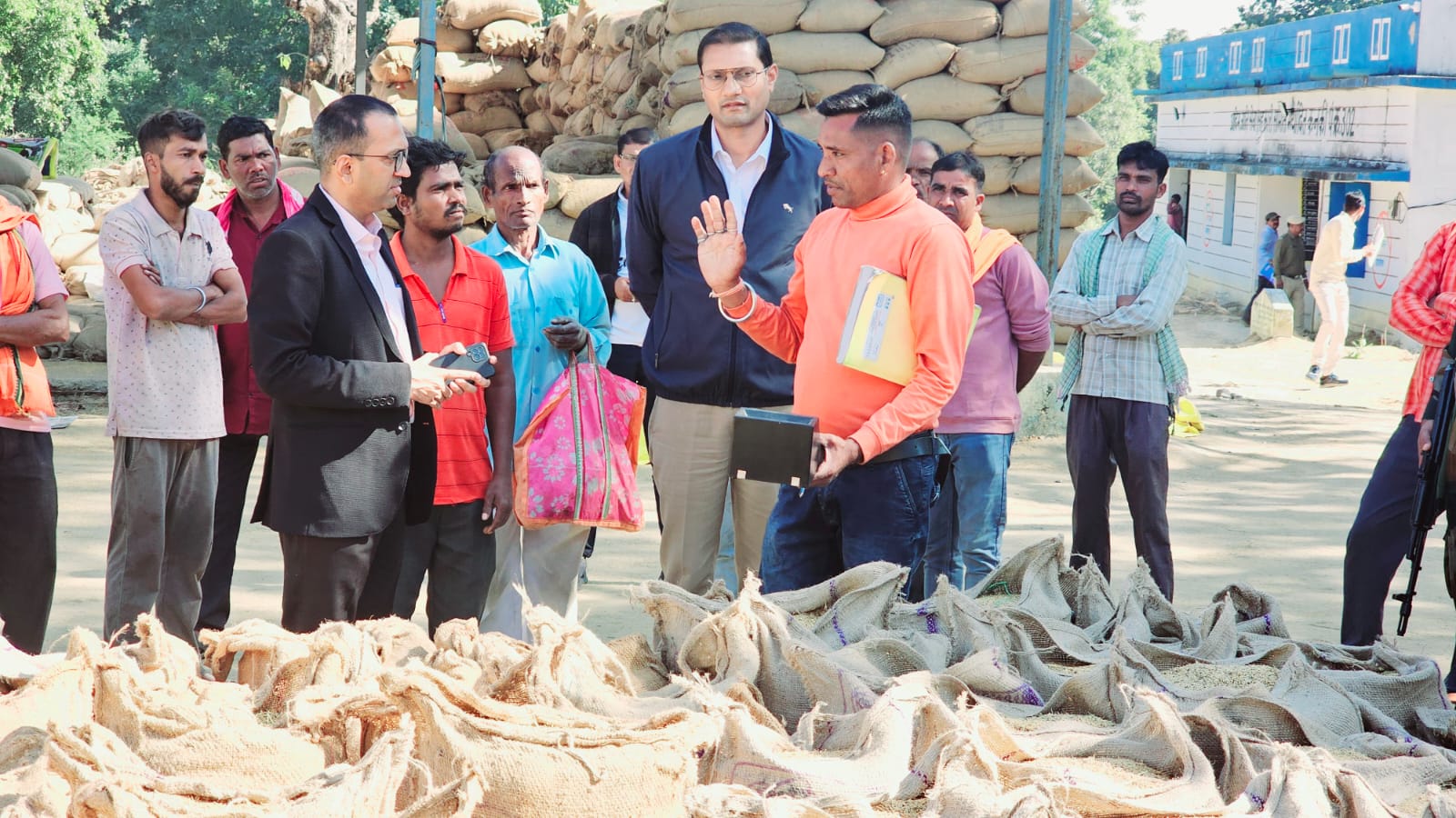कलेक्टर अजीत वसंत ने कनकी धान उपार्जन केंद्र का किया आकस्मिक निरीक्षण