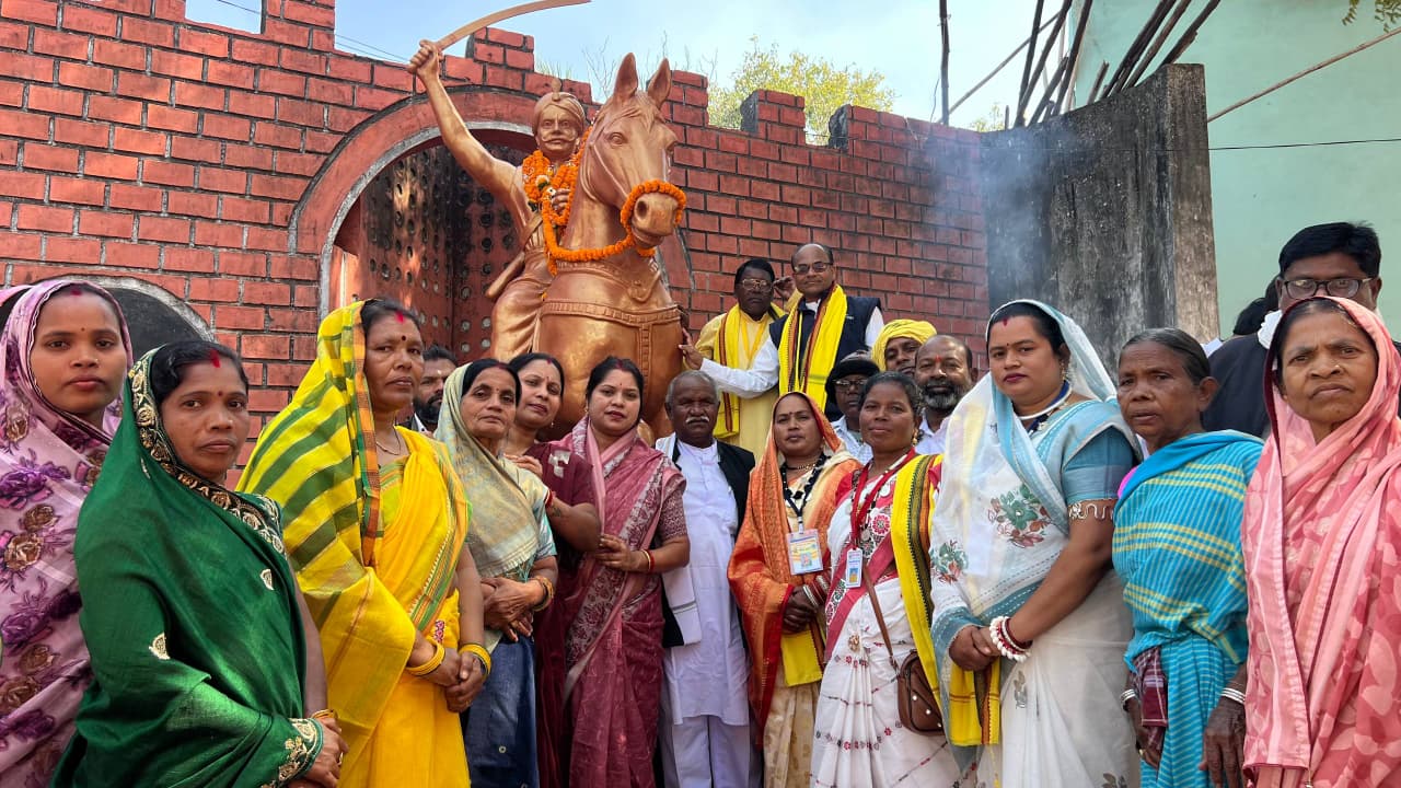 शहीद वीर नारायण सिंह की शहादत दिवस माल्यार्पण के बाद समूह खड़े हुए लोग.