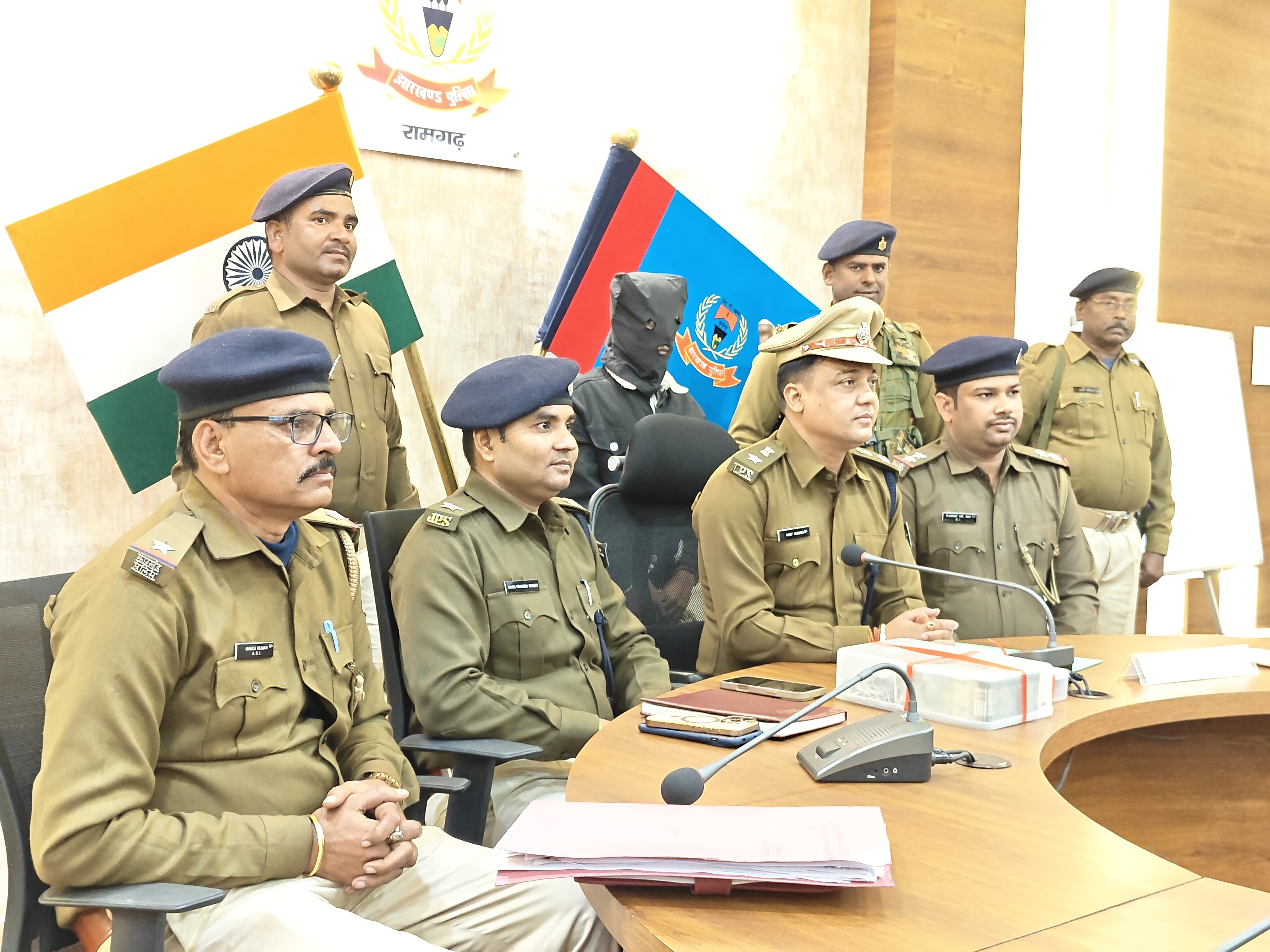 प्रेस कॉन्फ्रेंस करते एसपी