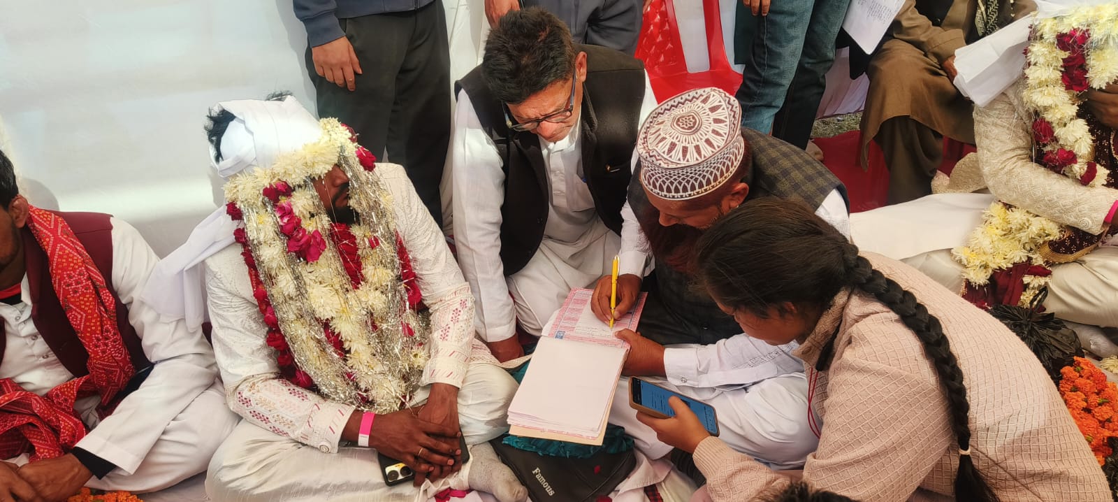 सामूहिक विवाह कार्यक्रम के अंतर्गत निकाह पढ़ते मौलवी सामूहिक विवाह कार्यक्रम के अंतर्गत निकाह पढ़ते मौलवी