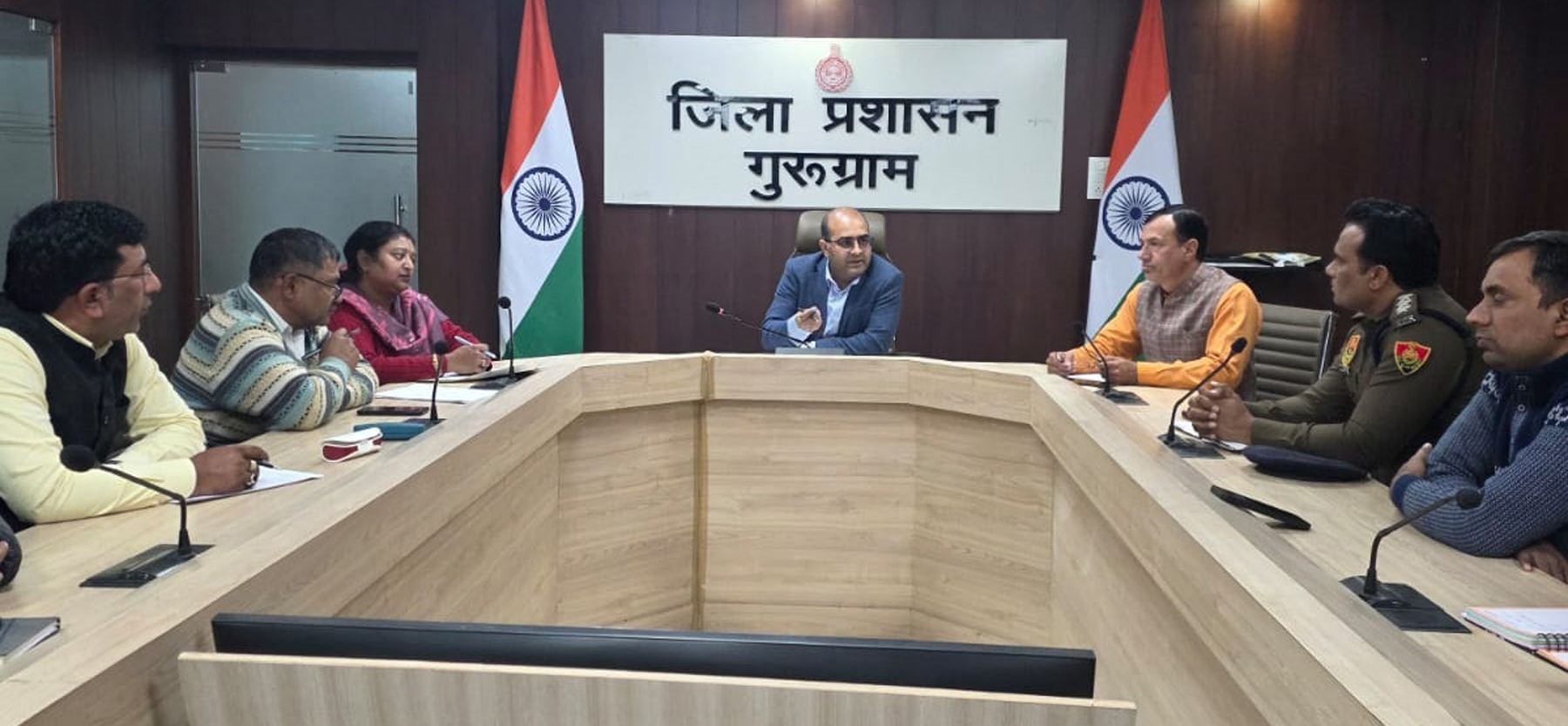 गुरुग्राम में यूपीएससी की Examination को लेकर बैठक लेते एएलसी कुशल कटारिया. गुरुग्राम में यूपीएससी की Examination को लेकर बैठक लेते एएलसी कुशल कटारिया.