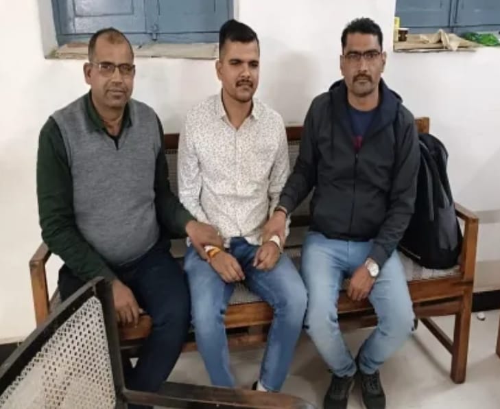 एडीएम के स्टेनो मोनू शर्मा को 5 हजार रुपए की रिश्वत लेते हुए लोकायुक्त ने गिरफ्तार किया