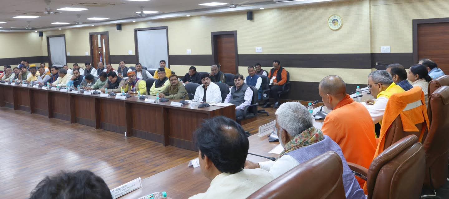 समीक्षा बैठक में मुख्यमंत्री और जनप्रतिनिधि समीक्षा बैठक में मुख्यमंत्री और जनप्रतिनिधि