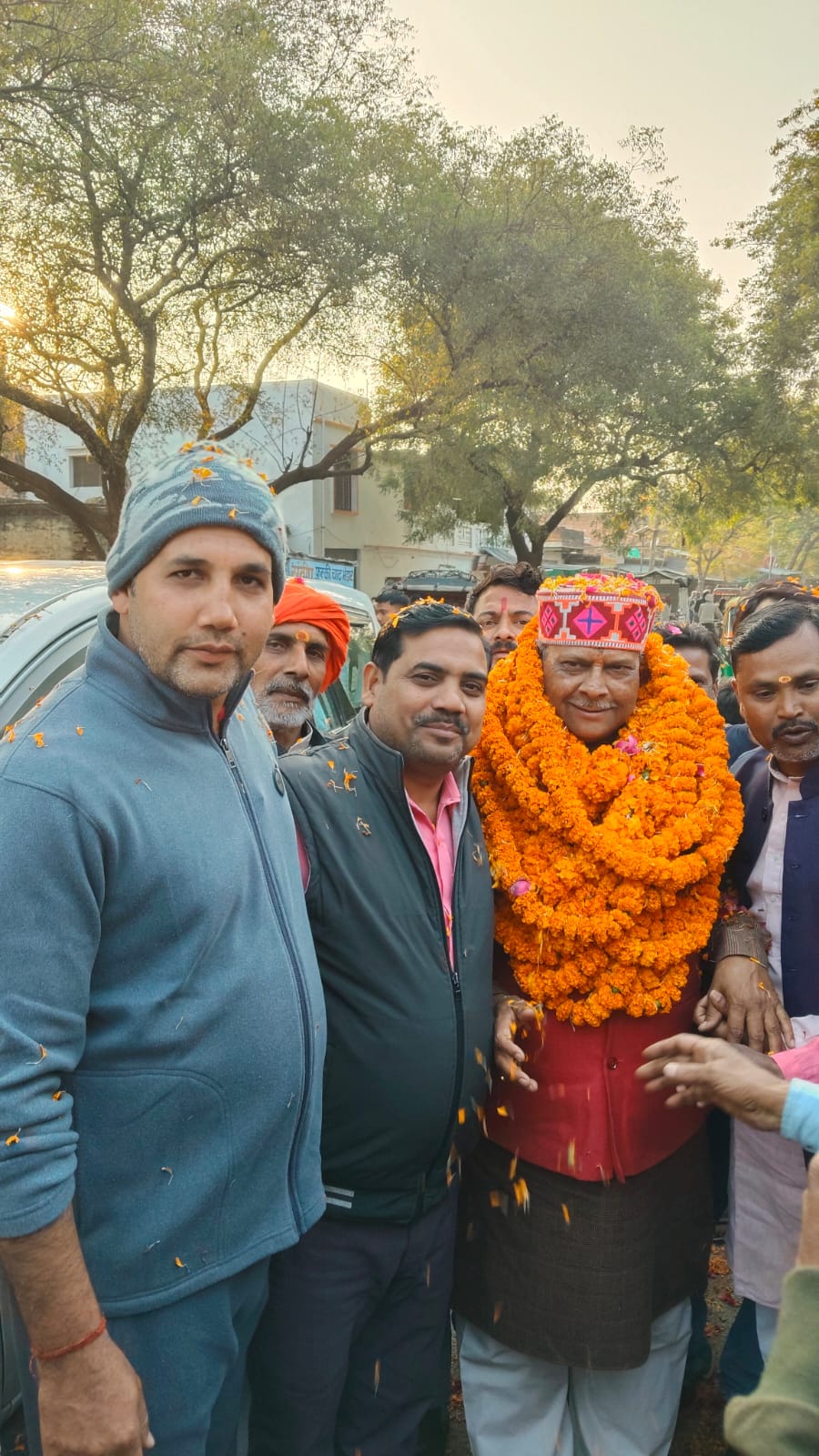 विकासखंड पहाड़ी आगमन पर सोहनलाल श्रीमाली का स्वागत करते लोग.