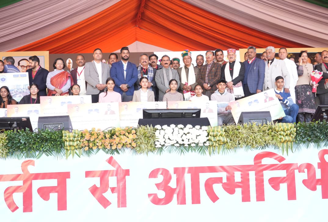 मेधावी छात्रों को पुरस्कृत करते हुए Chief Minister . मेधावी छात्रों को पुरस्कृत करते हुए Chief Minister .