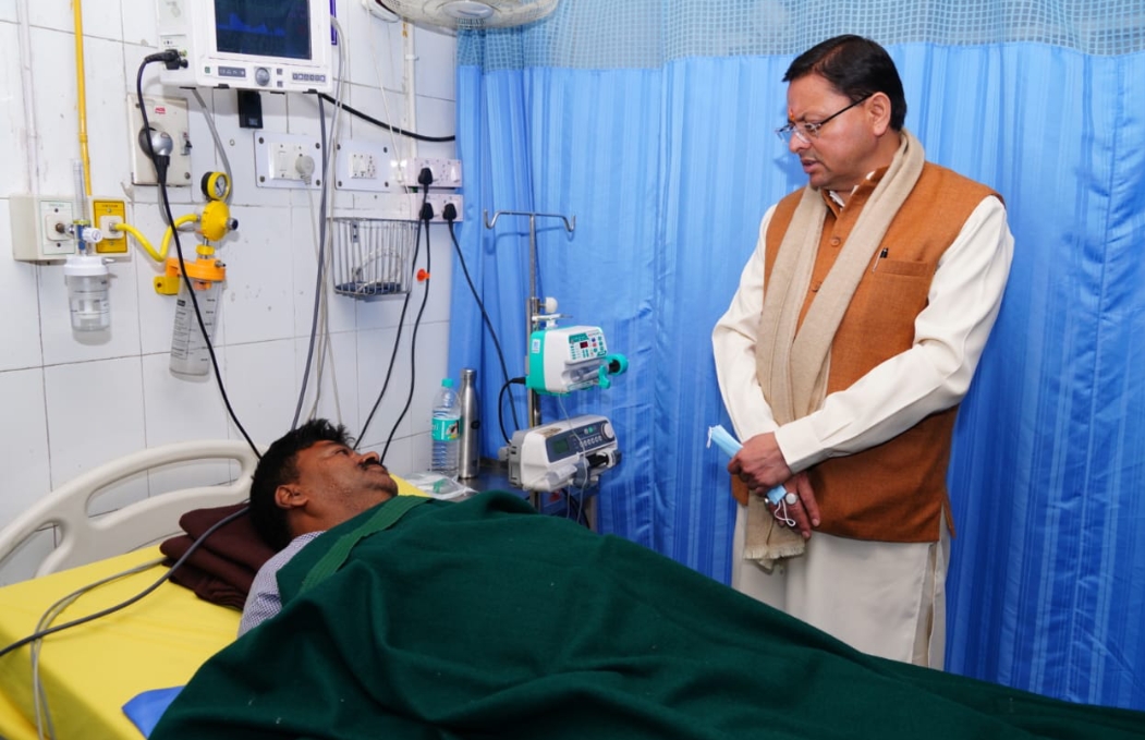 मुख्यमंत्री अस्पताल में भर्ती प्रेस क्लब के अध्यक्ष उपेंद्र कंडारी से भेंट करते । मुख्यमंत्री अस्पताल में भर्ती प्रेस क्लब के अध्यक्ष उपेंद्र कंडारी से भेंट करते ।