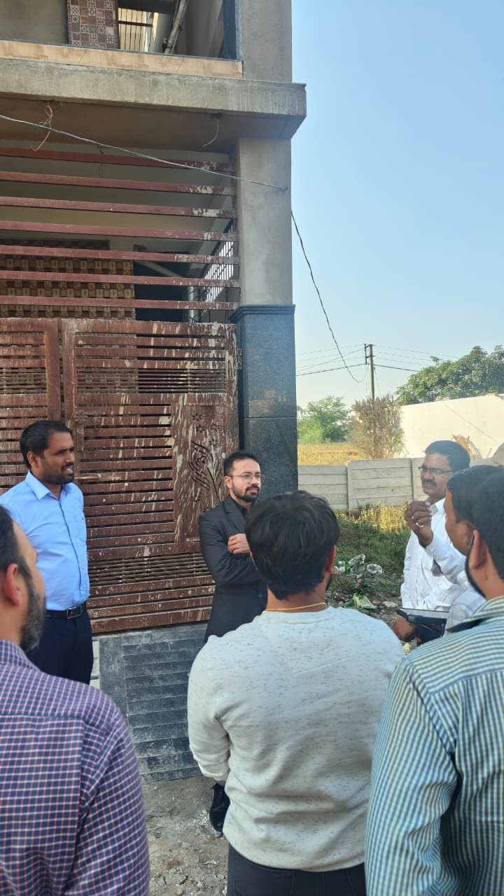 निरीक्षण करते हुए अधिकारियों की टीम।