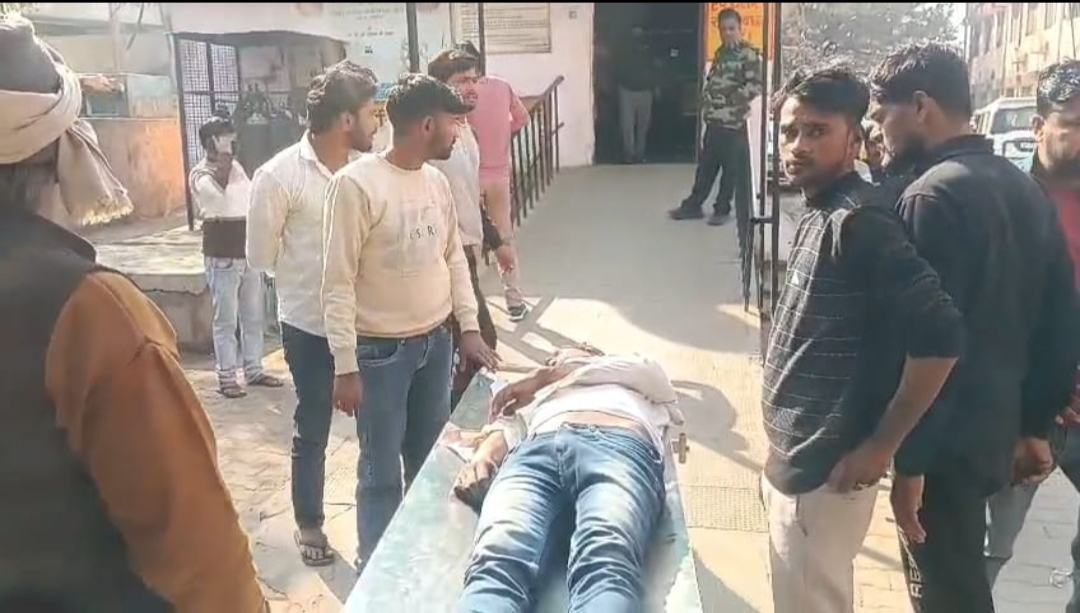 जिला अस्पताल में स्ट्रेचर पर पड़ा युवक जिला अस्पताल में स्ट्रेचर पर पड़ा युवक
