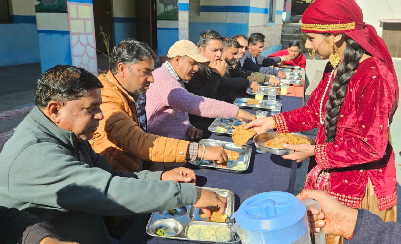 स्कूली छात्राएं गढ़ भोज परोसते हुए स्कूली छात्राएं गढ़ भोज परोसते हुए