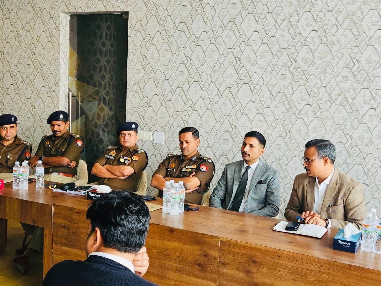 लखनऊ के डीएम विशाख जी बैठक में अधिकारियों को निर्देश देते हुए लखनऊ के डीएम विशाख जी बैठक में अधिकारियों को निर्देश देते हुए