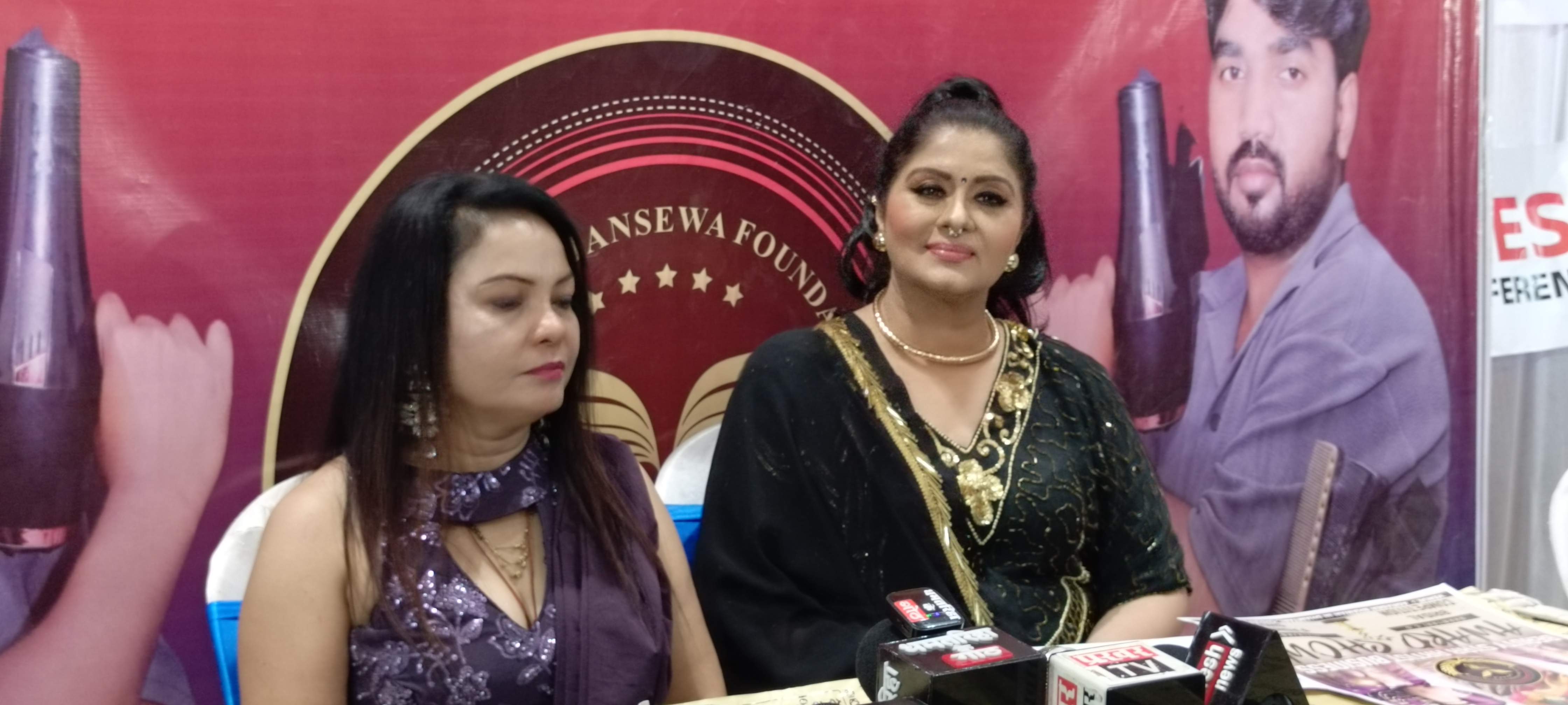 भारतीय अभिनेत्री सुधा चंद्रन एवं न्यू उड़ान जनसेवा फाउंडेशन की डायरेक्टर उषा शर्मा । भारतीय अभिनेत्री सुधा चंद्रन एवं न्यू उड़ान जनसेवा फाउंडेशन की डायरेक्टर उषा शर्मा ।