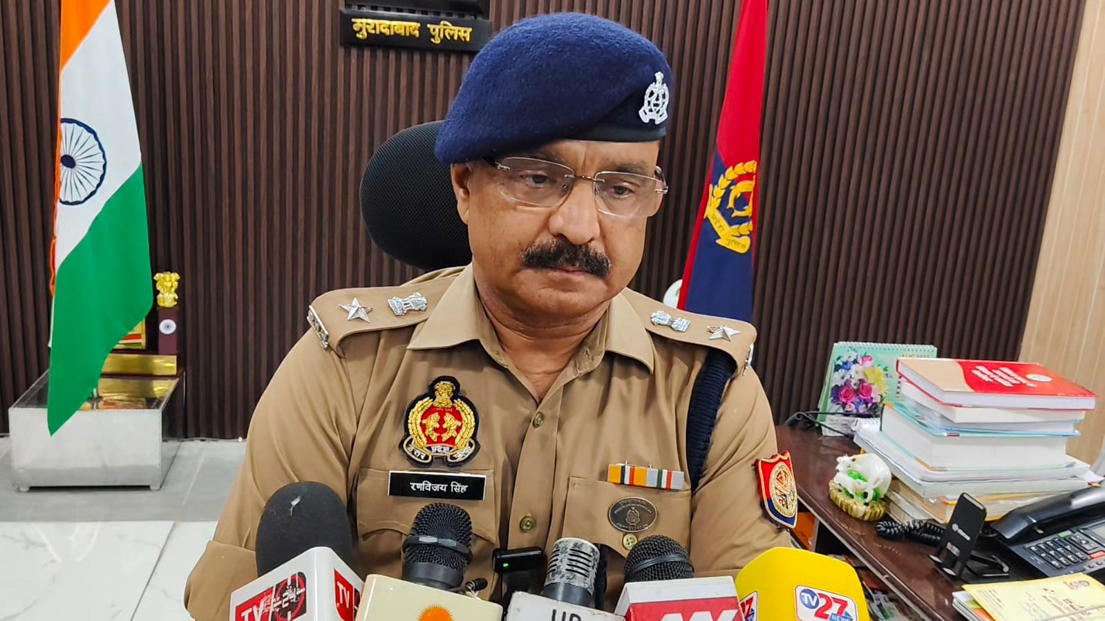 थाना मूंढ़ापांडे क्षेत्र में गोकशी आरोपित से हुई मुठभेड़ की जानकारी देते Superintendent of Police  नगर कुमार रणविजय सिंह.