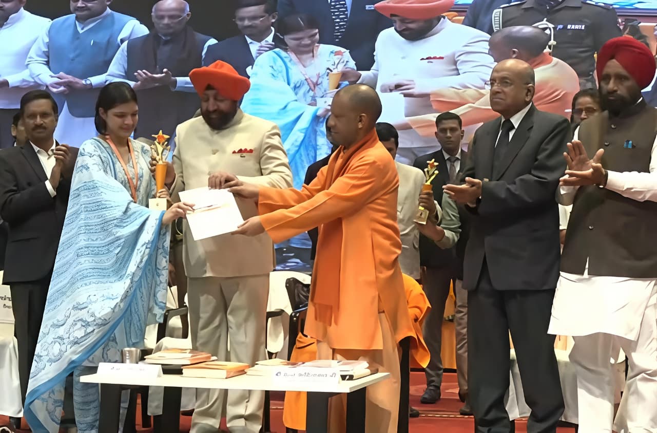 छात्रा अनुष्का शुक्ला को पुरस्कृत करते सीएम योगी आदित्यनाथ व अन्य