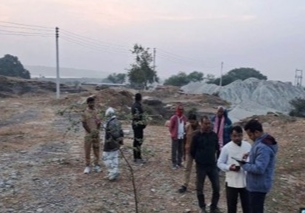 300 मीटर की प्रतिबंधित दूरी की निशानदेही करता खनन विभाग. 300 मीटर की प्रतिबंधित दूरी की निशानदेही करता खनन विभाग.