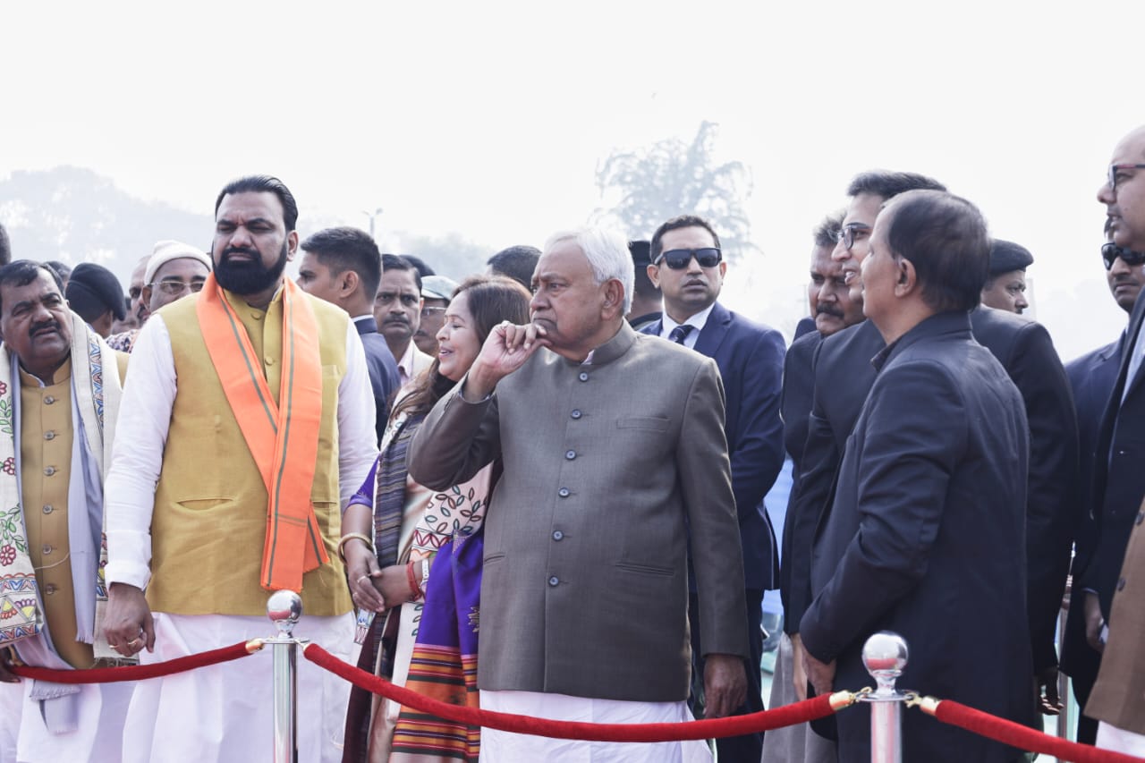 फेसिलीटी सेंटर का निरीक्षण करते मुख्यमंत्री फेसिलीटी सेंटर का निरीक्षण करते मुख्यमंत्री