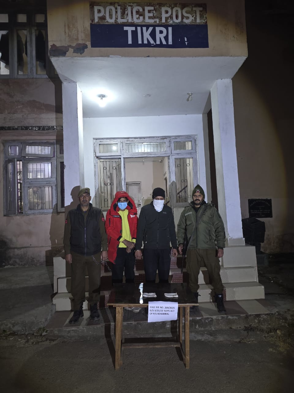 उधमपुर पुलिस ने टिकरी में दो ड्रग तस्करों को हेरोइन के साथ गिरफ्तार किया उधमपुर पुलिस ने टिकरी में दो ड्रग तस्करों को हेरोइन के साथ गिरफ्तार किया