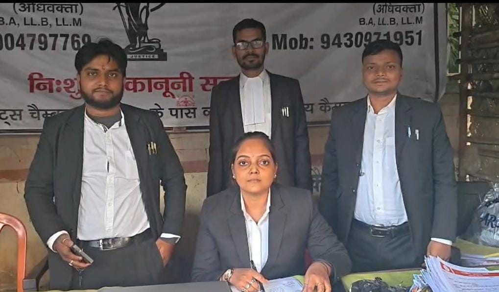 जानकारी देती अधिवक्ता