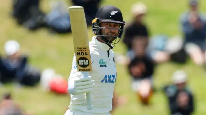 अर्धशतक लगाने के बाद बल्ला उठाकर अभिवादन स्वीकार करते कॉनवे