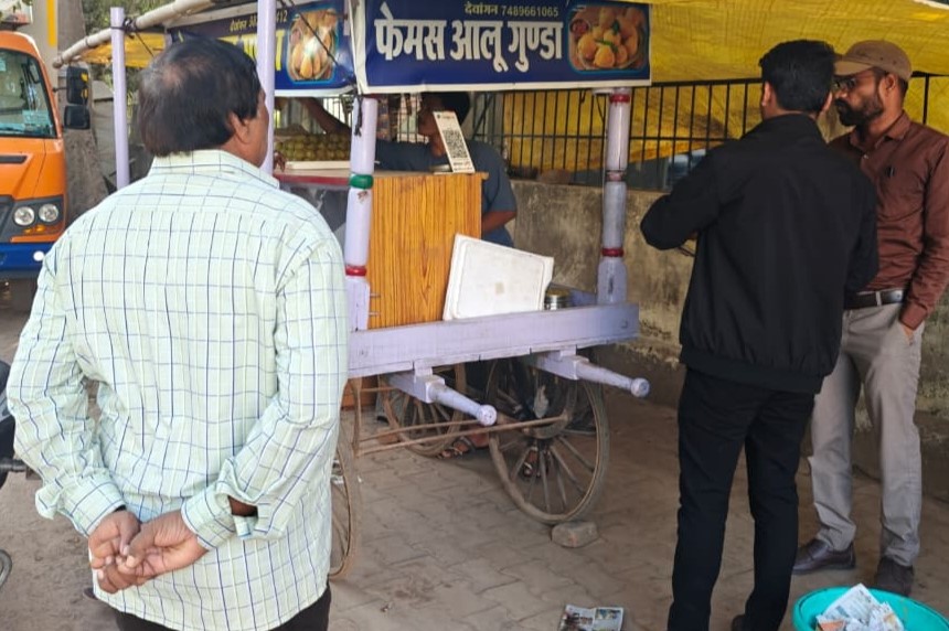 स्ट्रीट फूड वेंडर्स के खाद्य पदार्थाें की जांच करते हुए अधिकारी।