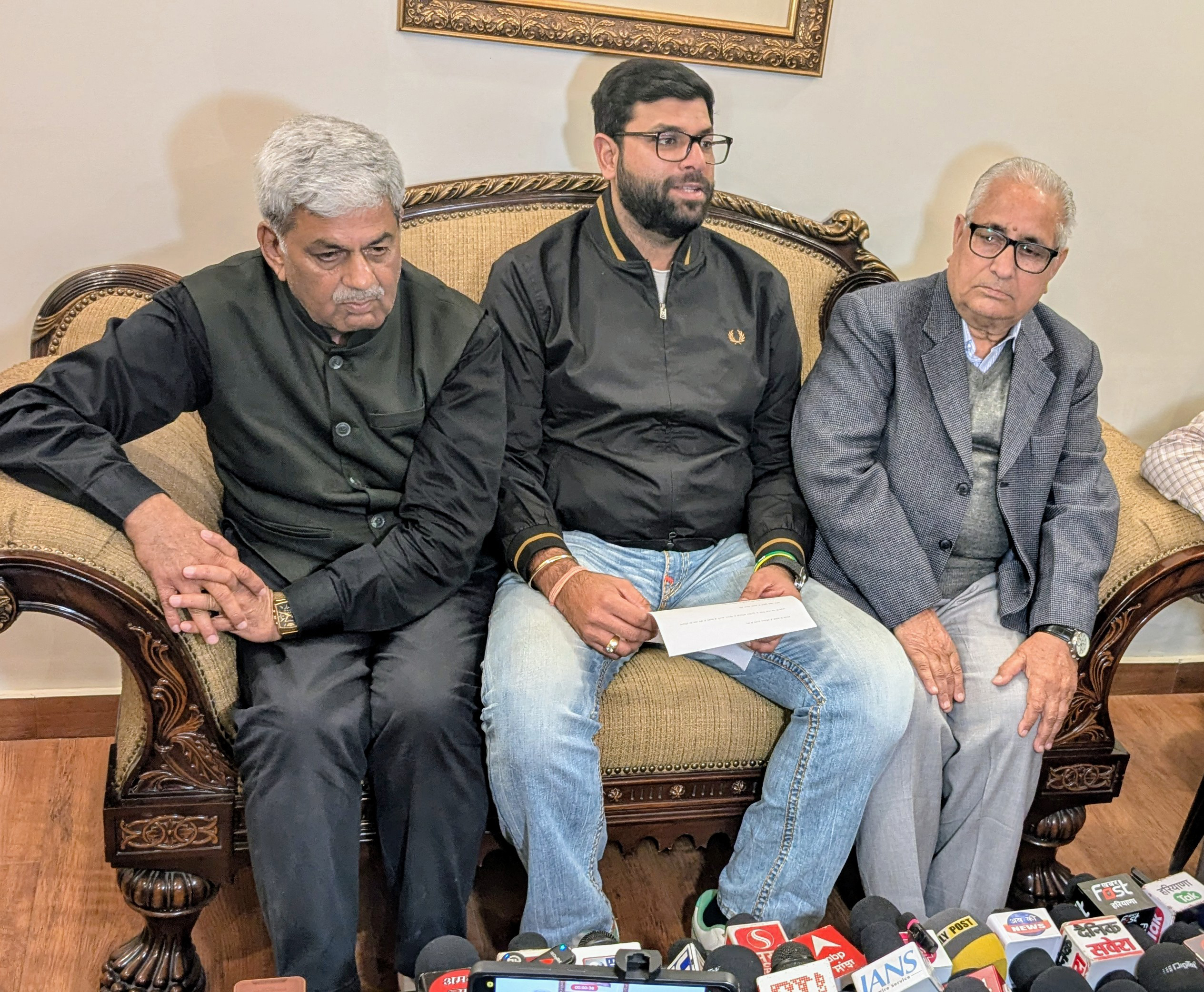 पत्रकारों से बातचीत करते जेजेपी नेता दिग्विजय चौटाला. पत्रकारों से बातचीत करते जेजेपी नेता दिग्विजय चौटाला.