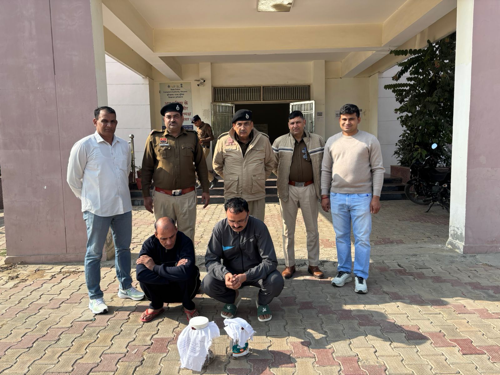 पुलिस गिरफ्त में फायरिंग करने के आरोपित.