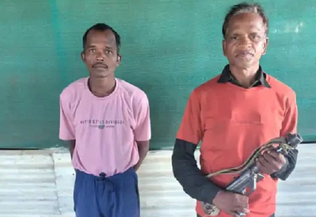 नक्सलियों दीपक और रोहित ने किया सरेंडर नक्सलियों दीपक और रोहित ने किया सरेंडर
