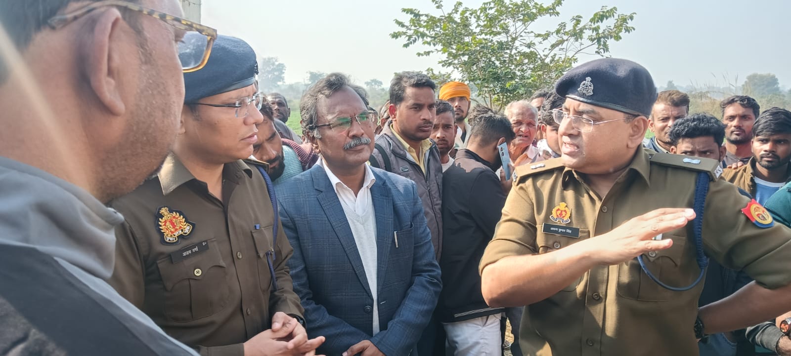 घटना स्थलपर मौजूद अधिकारी घटना स्थलपर मौजूद अधिकारी