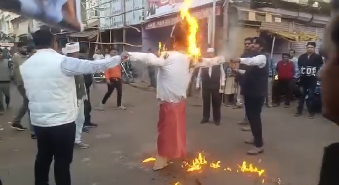 मॉर्निंग अपडेट - सीहोरा आंदोलन हुआ उग्र, टायर, पुतला जला कर किया प्रदर्शन