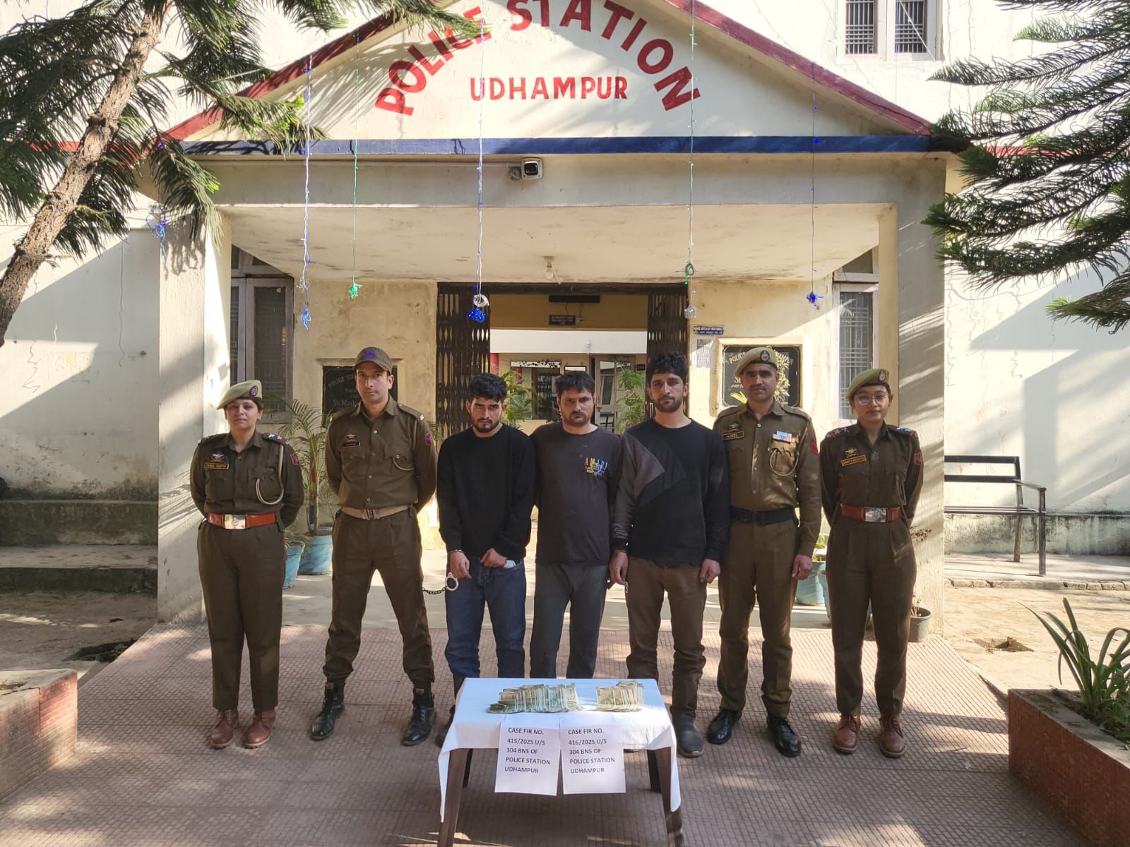 उधमपुर पुलिस ने स्नैचिंग और एटीएम धोखाधड़ी मामले का खुलासा किया उधमपुर पुलिस ने स्नैचिंग और एटीएम धोखाधड़ी मामले का खुलासा किया