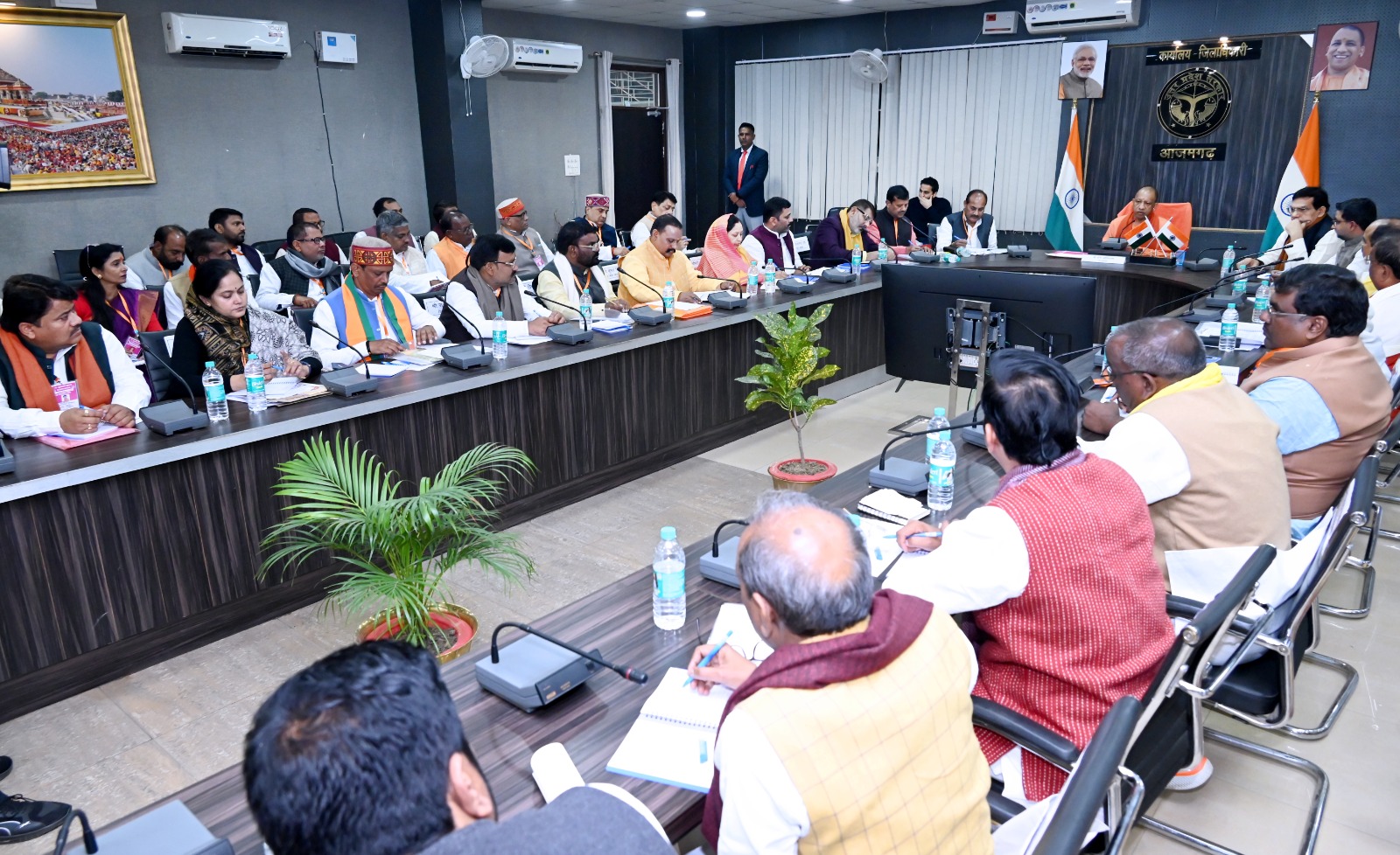 कलेक्ट्रेट सभागर में वैठक करते सीएम 2 कलेक्ट्रेट सभागर में वैठक करते सीएम 2