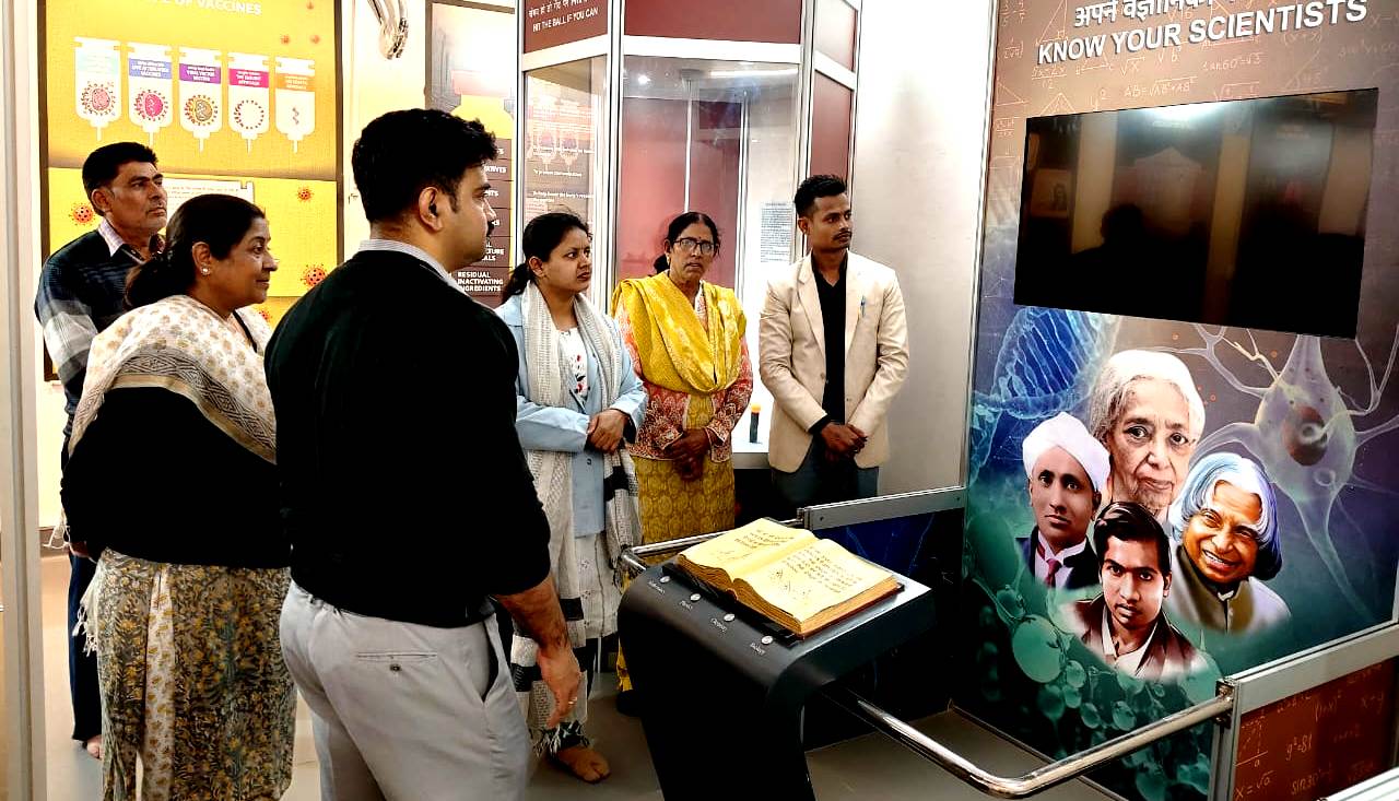 संभागीय आयुक्त धौलपुर पंहुचीं,सरकारी संस्थाओं का किया निरीक्षण