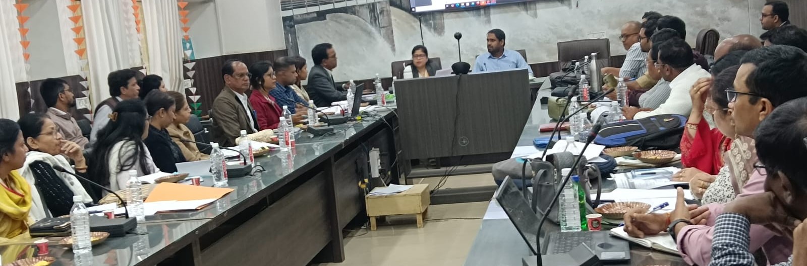 कलेक्ट्रेट के सभाकक्ष में बैठक को संबोधित करते हुए कलेक्टर अबिनाश मिश्रा।