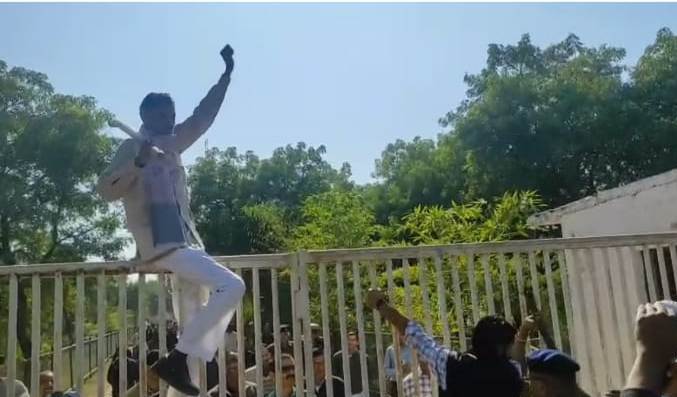 सैंकड़ों गायों को घेरकर कलेक्ट्रेट पहुंचे विधायक, कलेक्ट्रेट के गेट पर चढ़कर किया प्रदर्शन सैंकड़ों गायों को घेरकर कलेक्ट्रेट पहुंचे विधायक, कलेक्ट्रेट के गेट पर चढ़कर किया प्रदर्शन