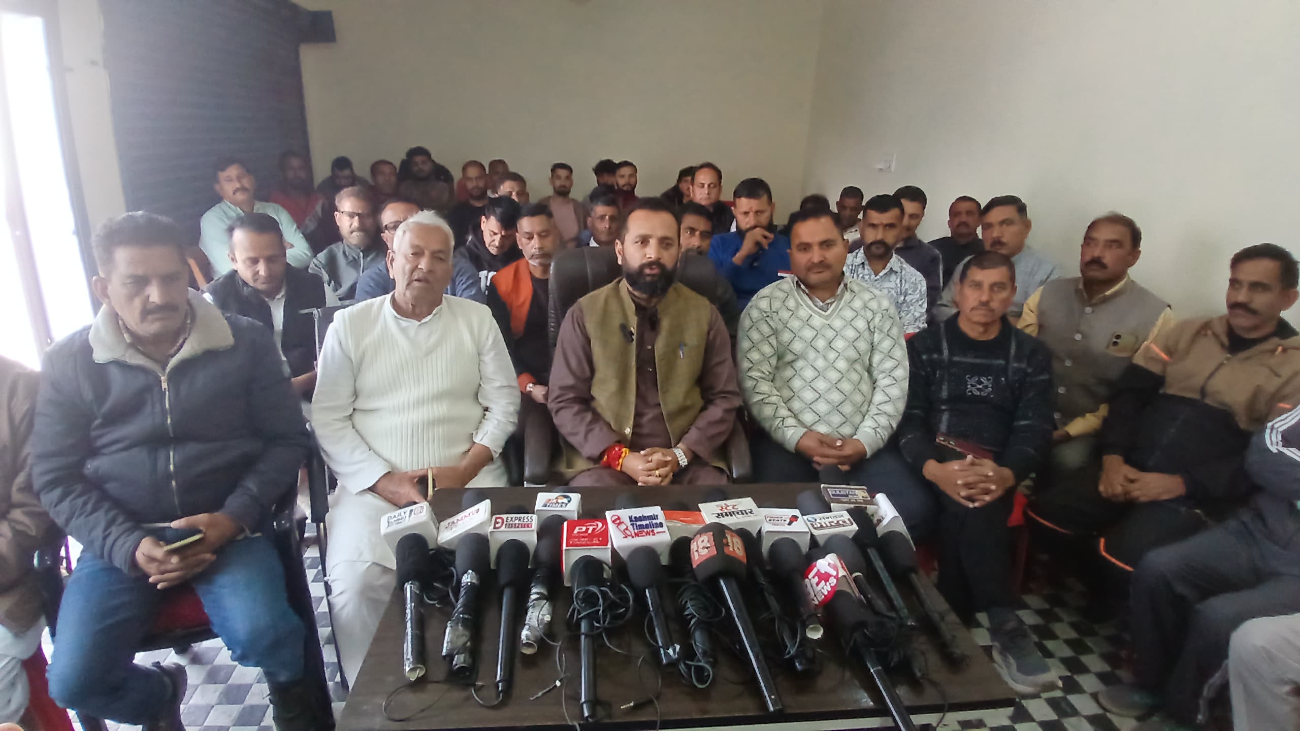 खौड में जन-समस्याओं पर बोले नरिंदर सिंह भाऊ: सीमा क्षेत्र की असल आवाज़ अब भी अनसुनी खौड में जन-समस्याओं पर बोले नरिंदर सिंह भाऊ: सीमा क्षेत्र की असल आवाज़ अब भी अनसुनी