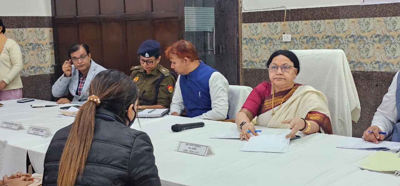 जनसुनवाई के दौरान महिला की फरियाद सुनती राष्ट्रीय महिला आयोग की सदस्य डॉ. अर्चना मजूमदार ने