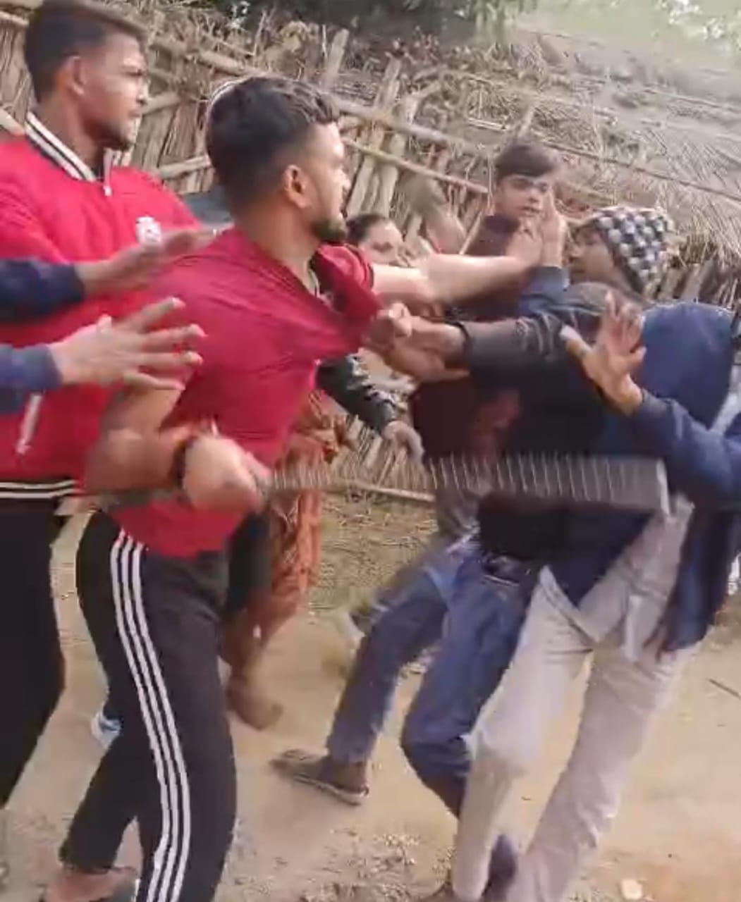 मारपीट करते लोग मारपीट करते लोग