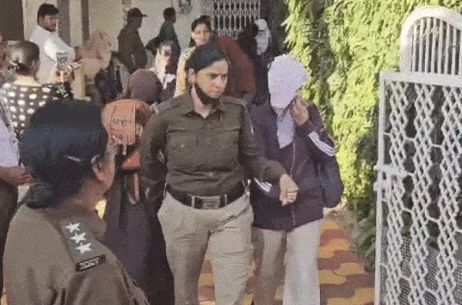 किराए के मकान में चल रहे कॉल सेंटर पर पुलिस का छापा किराए के मकान में चल रहे कॉल सेंटर पर पुलिस का छापा