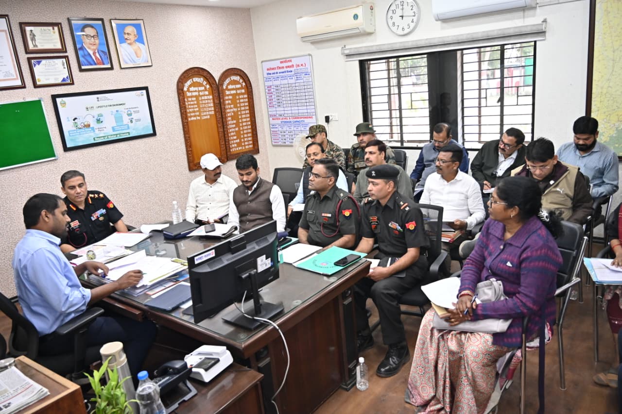 अग्निवीर थलसेना भर्ती रैली की तैयारियाें को लेकर निर्देशित करते हुए कलेक्टर अबिनाश मिश्रा।