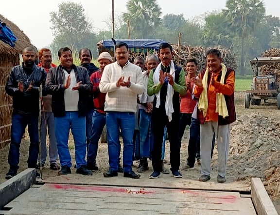 क्रय केन्द्र का उद्घाटन करते उप गन्ना प्रबंधक