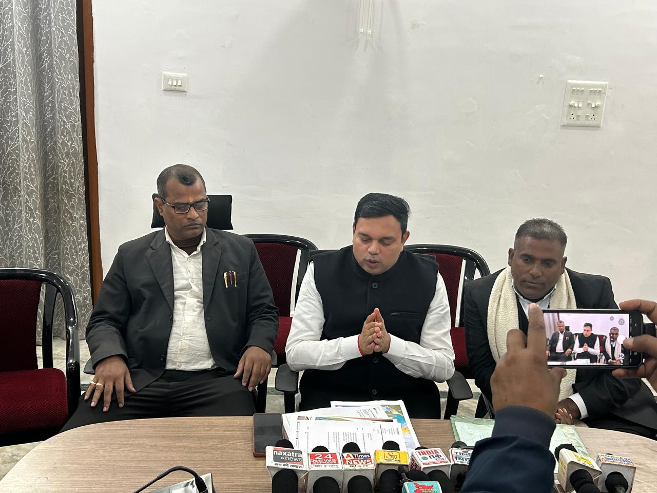 जानकारी देते डॉ नीतेश