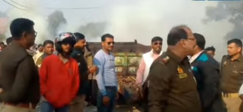 घटनास्थल पर जांच करती अहरौरा पुलिस.