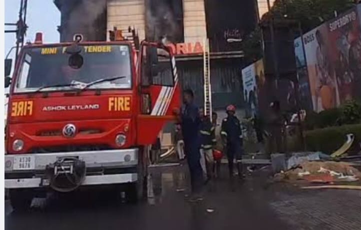 गुवाहाटी के भांगागढ़, एबीसी इलाके के स्वागत स्क्वायर में पिछले 33 घंटे सेलगी आग को बुझाने का प्रयास गुरुवार को भी जारी