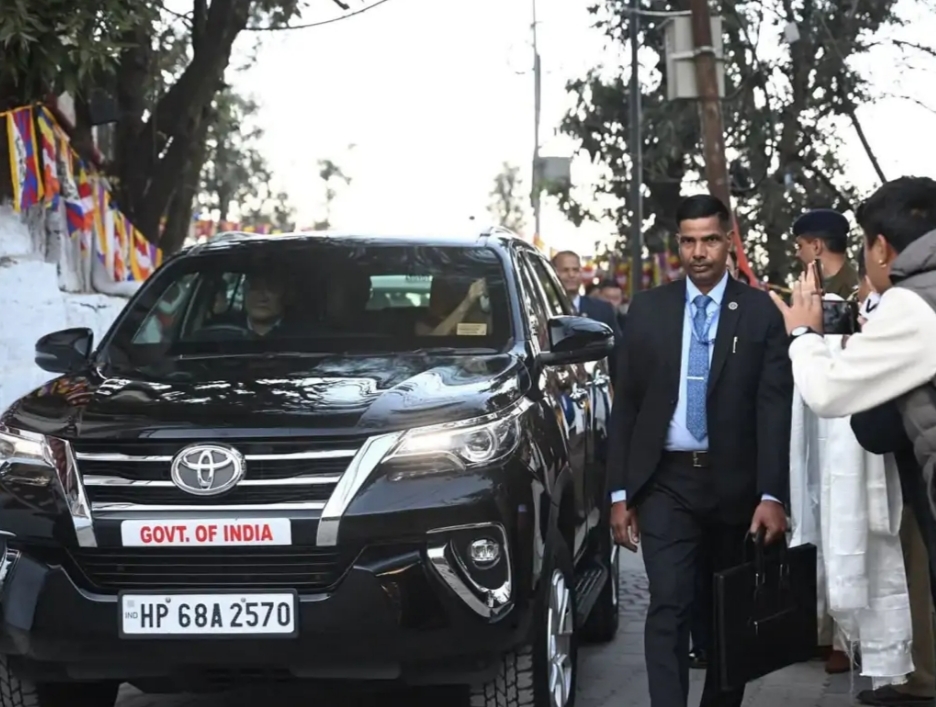 धर्मगुरु दलाई लामा गगल एयरपोर्ट के लिए जाते हुए. धर्मगुरु दलाई लामा गगल एयरपोर्ट के लिए जाते हुए.