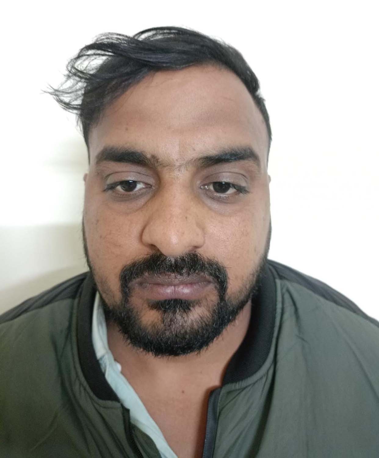 अवैध विदेशी शराब का भंडार वाली वाइन शॉप का मैनेजर अजय.