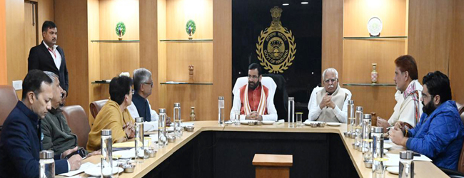 Haryana के Chief Minister नायब सैनी सांसदों के साथ बैठक करते हुए Haryana के Chief Minister नायब सैनी सांसदों के साथ बैठक करते हुए