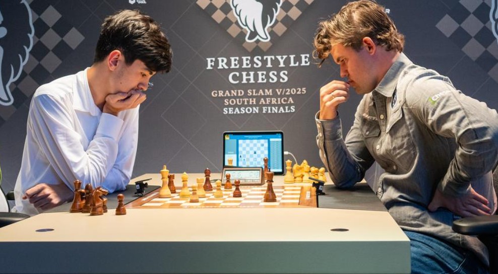 मैग्नस कार्लसन (दाएं) और जावोखिर सिंदारोव मैग्नस कार्लसन (दाएं) और जावोखिर सिंदारोव