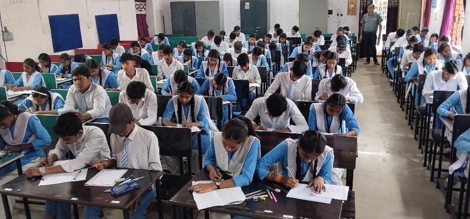 शिव सिंह वर्मा शासकीय उमावि में अर्धवार्षिक परीक्षा देते हुए छात्र - छात्राएं।